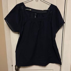 Woman’s light weight shirt sleeve shirt